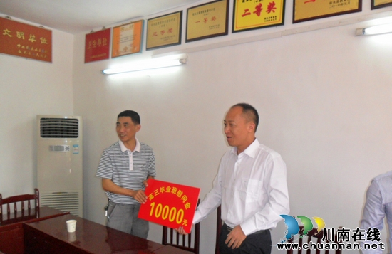 叙永县教育局局长赵燕友慰问马岭中学高三教师(图1)