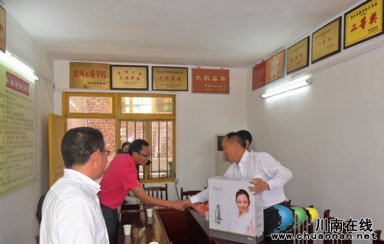叙永县教育局局长赵燕友慰问马岭中学高三教师