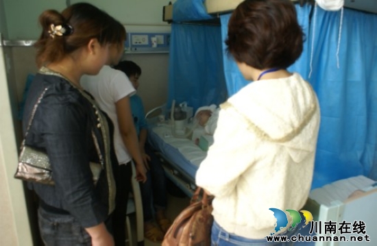 龙马潭区地税局志愿者向烫伤儿童王鑫献爱心