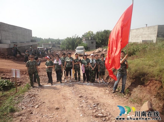 佛荫镇:组织机关全体职工开展庆"五一"登山活动(图1)