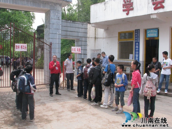 水尾镇：积极行动让学生安全回家过“五一”(图2)