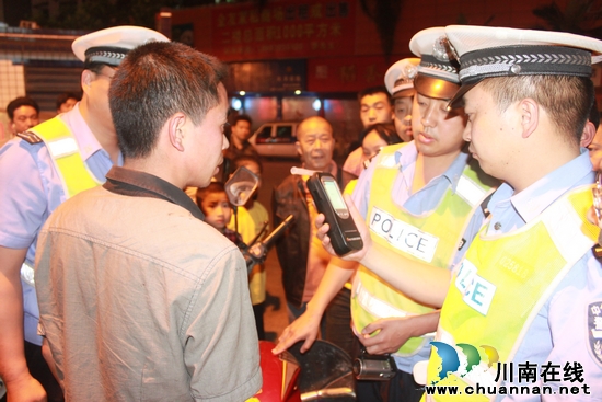 泸州市叙永公安交警闪电出击整治酒驾(图2) 泸州市叙永公安交警闪电出击整治酒驾(图2)