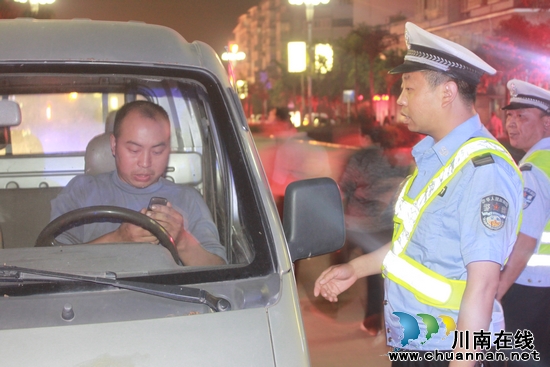 泸州市叙永公安交警闪电出击整治酒驾(图1) 泸州市叙永公安交警闪电出击整治酒驾(图1)