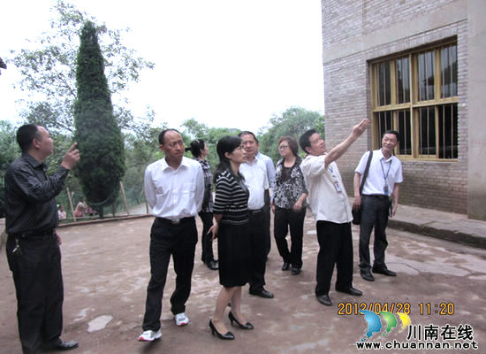 叙永副县长宋革会到马岭镇小学处理地质灾害隐患(图2)