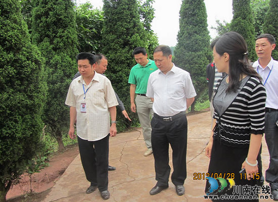 叙永副县长宋革会到马岭镇小学处理地质灾害隐患
