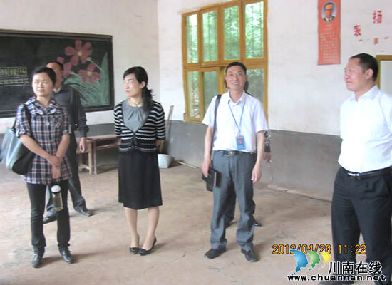 叙永副县长宋革会到马岭镇小学处理地质灾害隐患(图3)