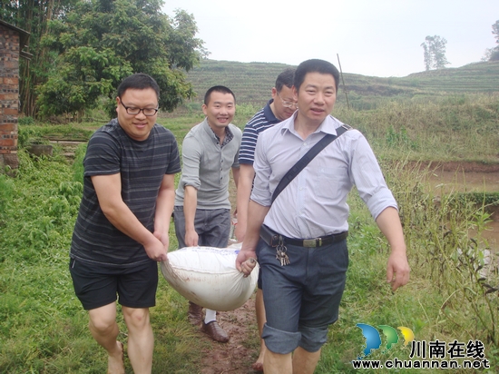 吴兴华率队到泸县兆雅镇石龙村开展助耕活动