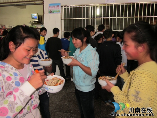 马岭镇:学生娃吃上免费营养午餐(图2)