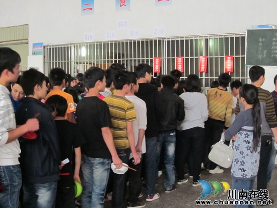 马岭镇:学生娃吃上免费营养午餐