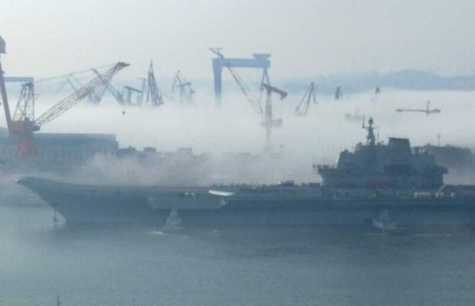 中国航母平台完成11天海试&nbsp;雾中归航(图2)