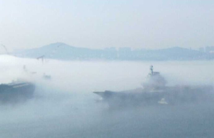 中国航母平台完成11天海试&nbsp;雾中归航(图1)