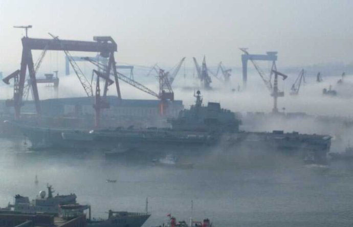 中国航母平台完成11天海试&nbsp;雾中归航(图4)