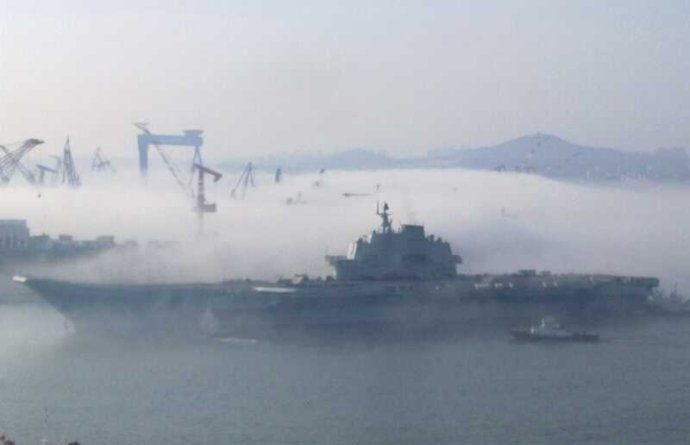 中国航母平台完成11天海试&nbsp;雾中归航