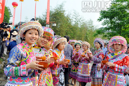 游宜宾石海&nbsp;“醉”苗族风情(图4)