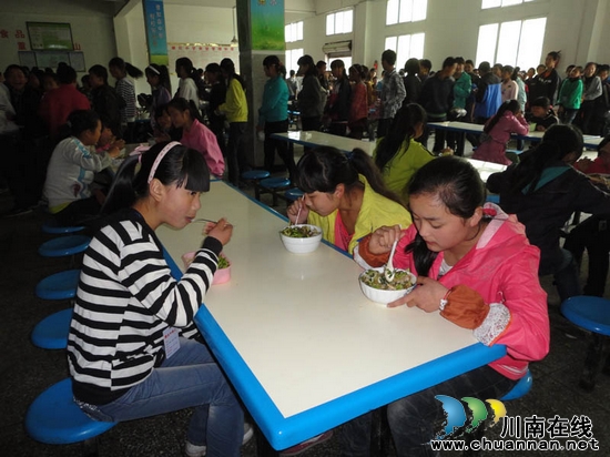 摩尼镇:2299名学生吃上义务教育阶段学生营养午餐(图2) 摩尼镇:2299名学生吃上义务教育阶段学生营养午餐(图2)
