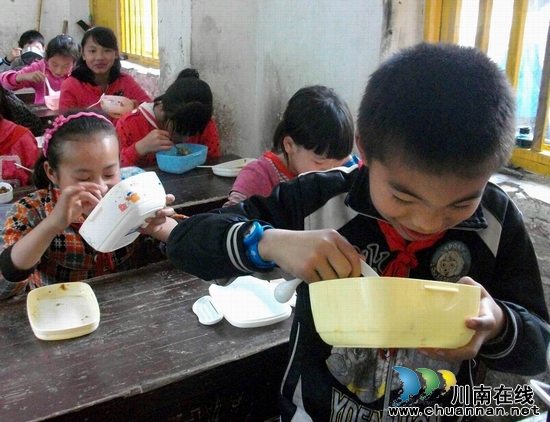 叙永县：8万学子用上“营养餐”