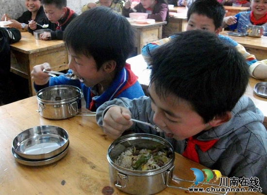 叙永县：8万学子用上“营养餐”(图1)