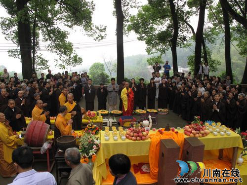 法王寺景区“五一”接待游客上万人(图2) 法王寺景区“五一”接待游客上万人(图2)