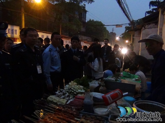 华阳街道：全面开展夜间占道经营集中整治行动(图1)