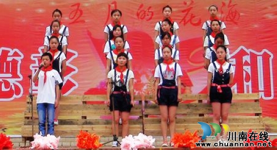 落卜中学：歌舞飞扬庆五四(图2)
