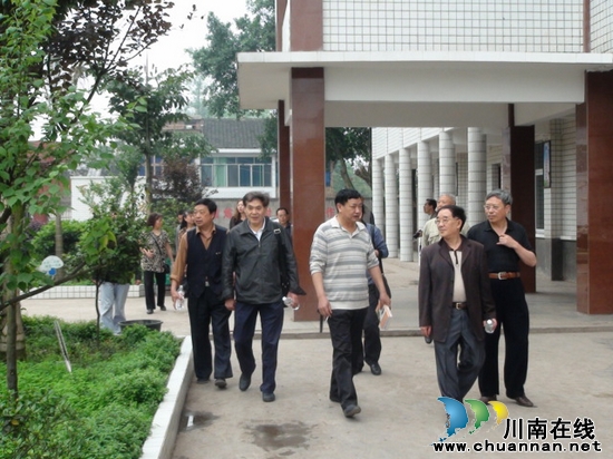 叙永县老科学技术协会到马岭镇小学进行调研(图3)