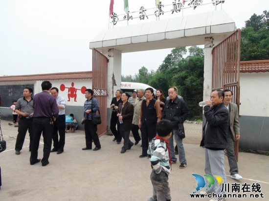 叙永县老科学技术协会到马岭镇小学进行调研(图2)