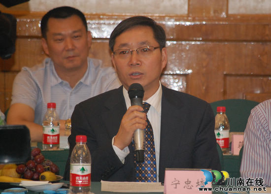 泸州:市委书记、市长与青年面对面 共话发展鼓士气(图8) 泸州:市委书记、市长与青年面对面 共话发展鼓士气(图8)