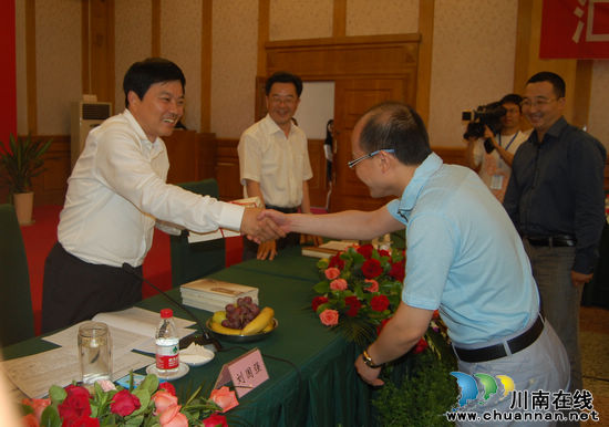 泸州:市委书记、市长与青年面对面 共话发展鼓士气(图11) 泸州:市委书记、市长与青年面对面 共话发展鼓士气(图11)