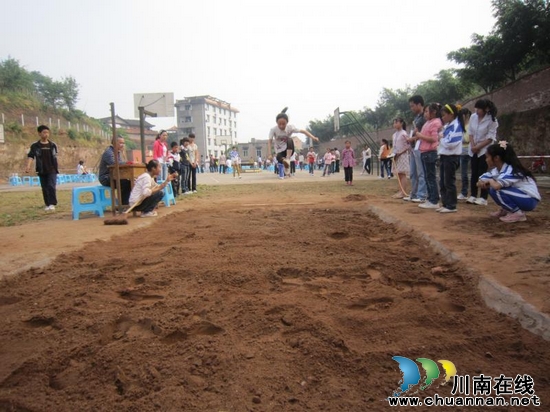 合什镇:隆重举办首届中小学生田径运动会(图3) 合什镇:隆重举办首届中小学生田径运动会(图3)