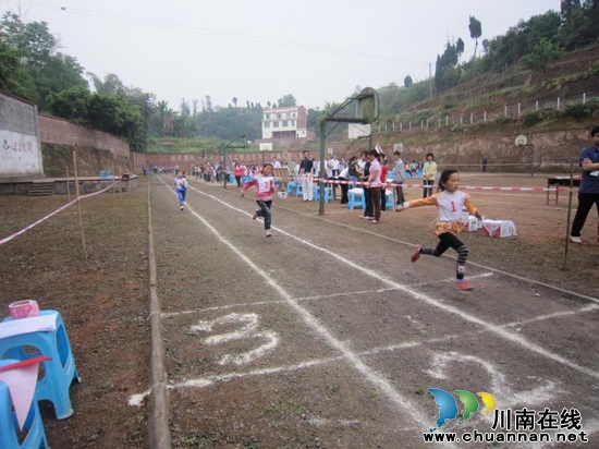 合什镇:隆重举办首届中小学生田径运动会(图2) 合什镇:隆重举办首届中小学生田径运动会(图2)