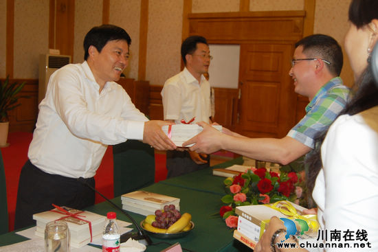 泸州:市委书记、市长与青年面对面 共话发展鼓士气(图12) 泸州:市委书记、市长与青年面对面 共话发展鼓士气(图12)