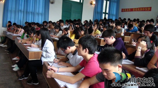 叙永二中数学备课组长付文忠义务周末进行竞赛辅导(图1) 叙永二中数学备课组长付文忠义务周末进行竞赛辅导(图1)