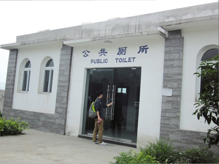 宜宾一新公厕大门紧锁 行人憋得慌(图1) 宜宾一新公厕大门紧锁 行人憋得慌(图1)