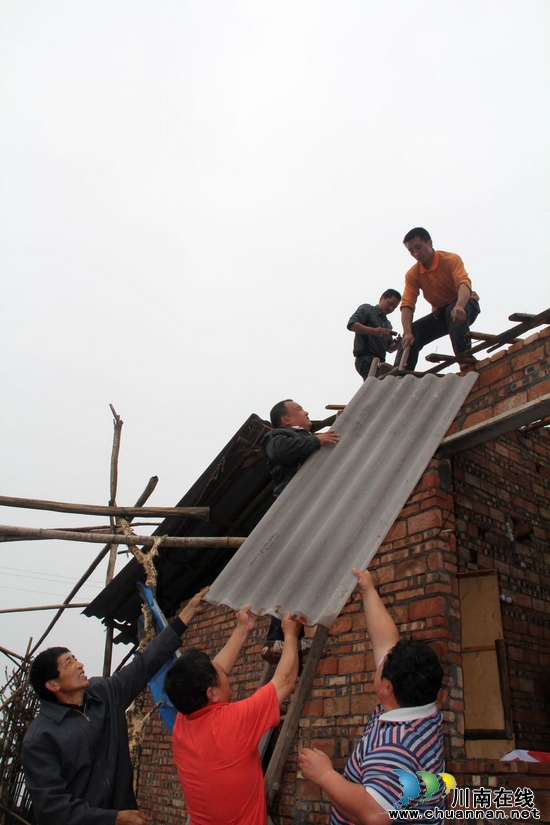 龙车镇:帮扶突击队 情暖受灾户(图2) 龙车镇:帮扶突击队 情暖受灾户(图2)