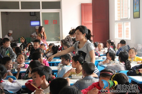 落卜镇中心校：学生享受营养改善计划“第一餐”