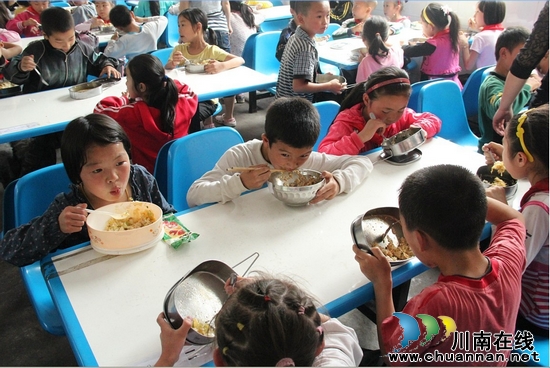 落卜镇中心校:学生享受营养改善计划“第一餐”(图1) 落卜镇中心校:学生享受营养改善计划“第一餐”(图1)