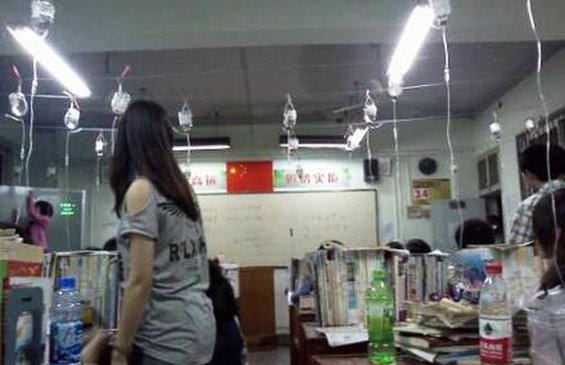 古有"悬梁刺股",今竟"全班挂瓶"?!(图2)