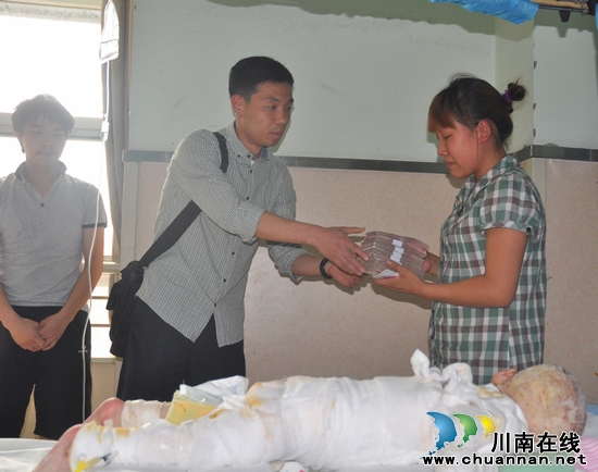 龙马潭团区委:"五四"爱心涌动 情牵烫伤儿王鑫(图1) 龙马潭团区委:"五四"爱心涌动 情牵烫伤儿王鑫(图1)