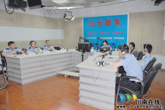 泸州公安交警与群众架起"连心桥"