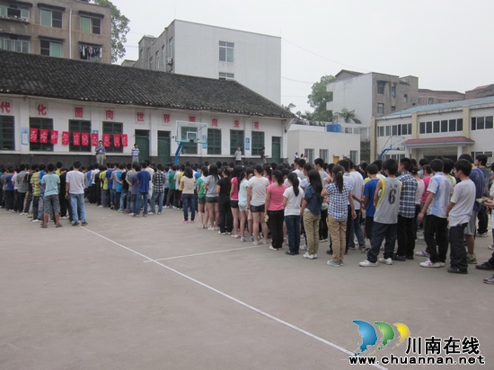 马岭中学1000余师生演练火灾逃生(图4) 马岭中学1000余师生演练火灾逃生(图4)
