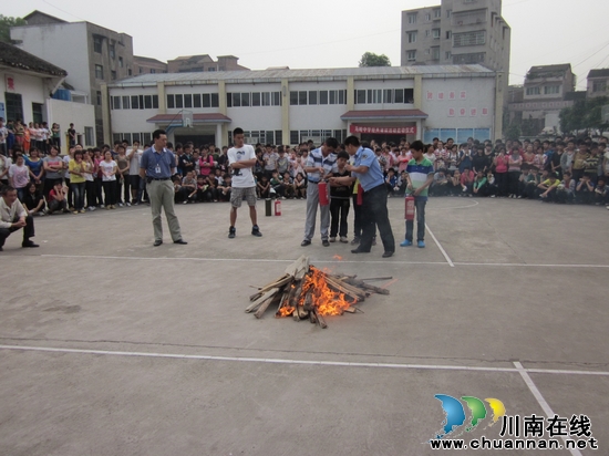 马岭中学1000余师生演练火灾逃生(图1) 马岭中学1000余师生演练火灾逃生(图1)