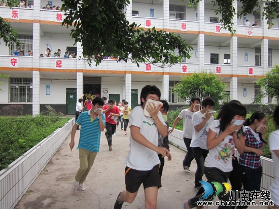 马岭中学1000余师生演练火灾逃生(图5) 马岭中学1000余师生演练火灾逃生(图5)