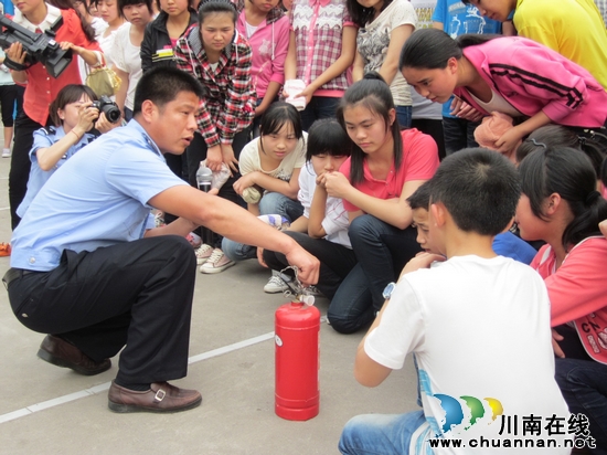 马岭中学1000余师生演练火灾逃生(图3) 马岭中学1000余师生演练火灾逃生(图3)