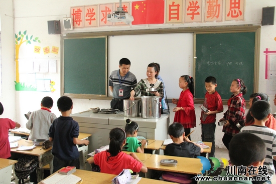 落卜镇:领导检查义务教育学生营养计划落实情况(图2) 落卜镇:领导检查义务教育学生营养计划落实情况(图2)
