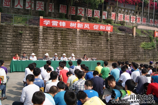 泸州市关工委领导到江南职中开展"学雷锋"专题讲座
