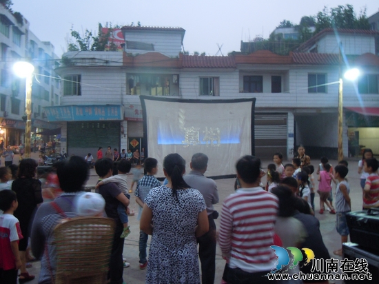 先市镇:电影放映进农村 法制宣传效果好(图1) 先市镇:电影放映进农村 法制宣传效果好(图1)