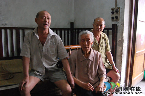 大山坪街道纪念标社区：人间有真情&nbsp;孝心敬老人