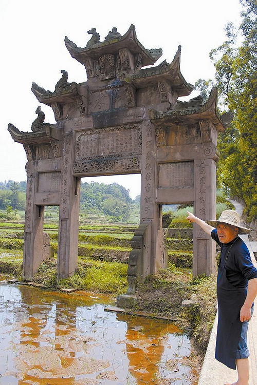 神秘与古朴:与赵场五牌坊的美丽邂逅(图1) 神秘与古朴:与赵场五牌坊的美丽邂逅(图1)