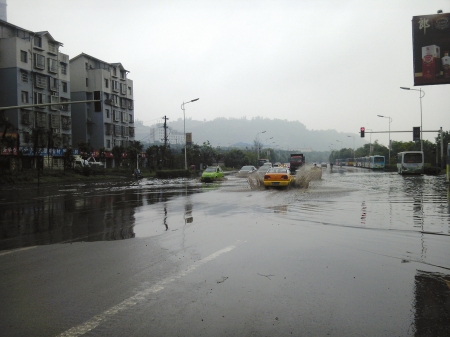昨日暴雨突袭 宜宾翠柏大道上演“水上漂”(图2) 昨日暴雨突袭 宜宾翠柏大道上演“水上漂”(图2)