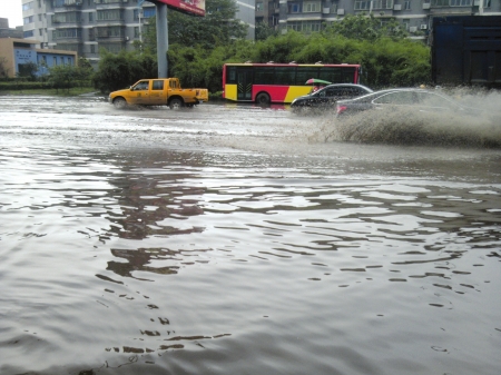 昨日暴雨突袭 宜宾翠柏大道上演“水上漂”(图3) 昨日暴雨突袭 宜宾翠柏大道上演“水上漂”(图3)